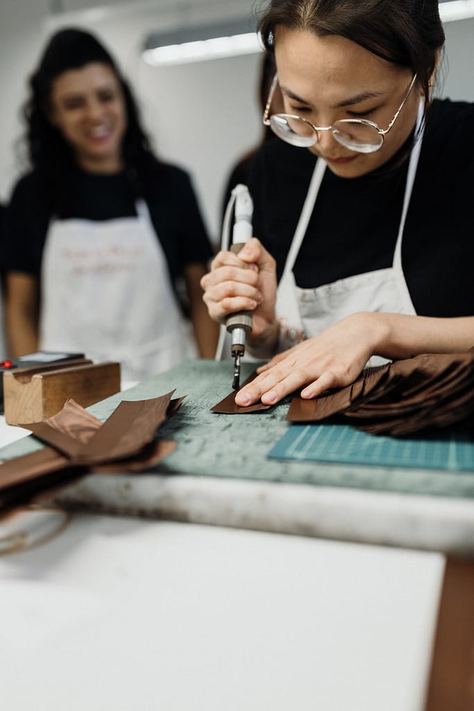 Ragazze del corso mentre lavorano la pelle