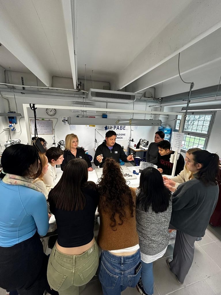 corsisti che ascoltano esperto esterno che spiega