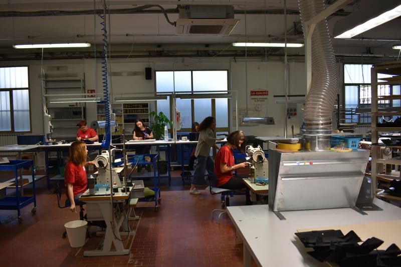ragazze durante il corso macchine da cucito