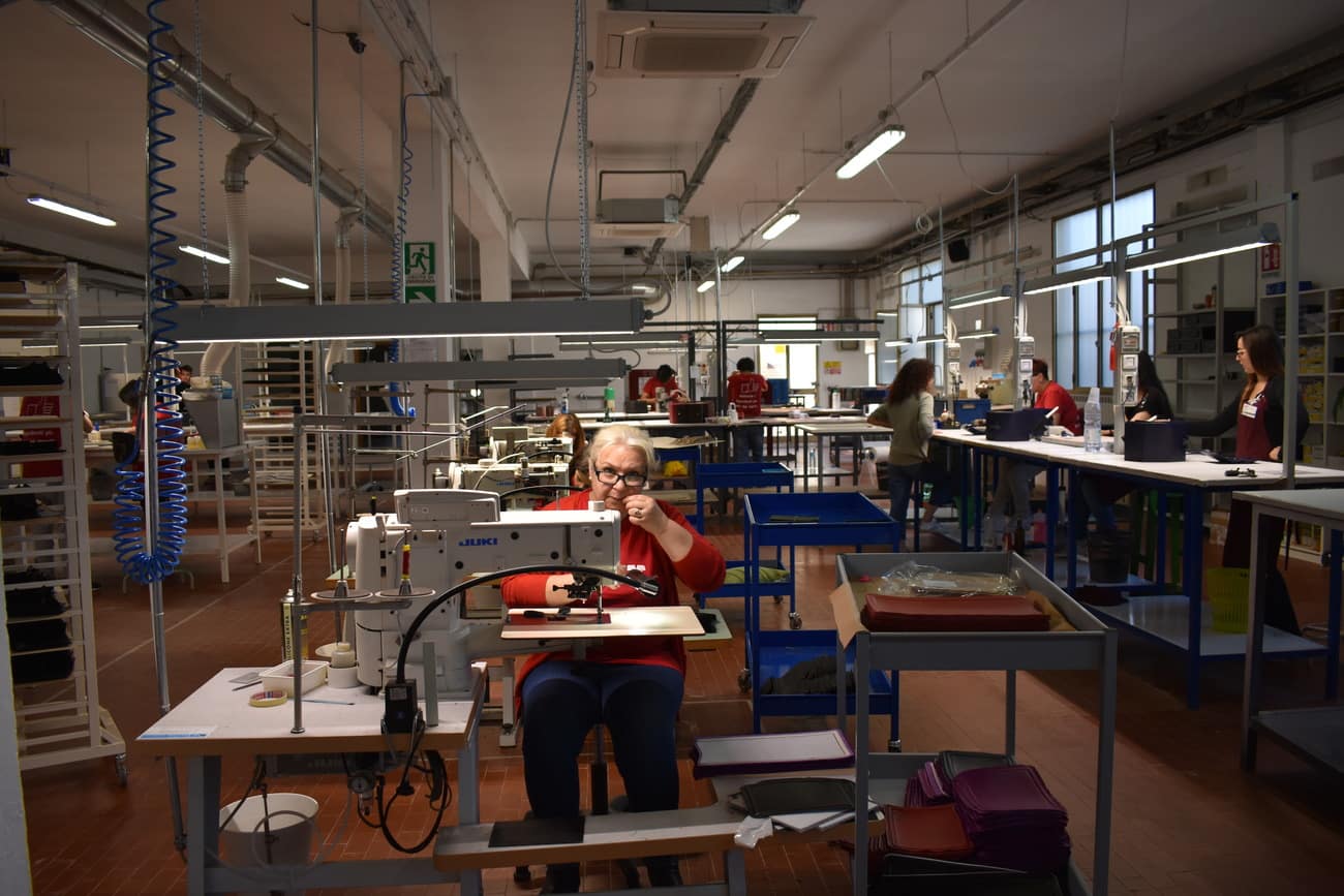 laboratorio lavorazione pelle con artigiani