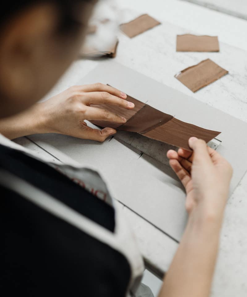 alunno che sta assemblando la pelle con la tecnica di assemblaggio in linea