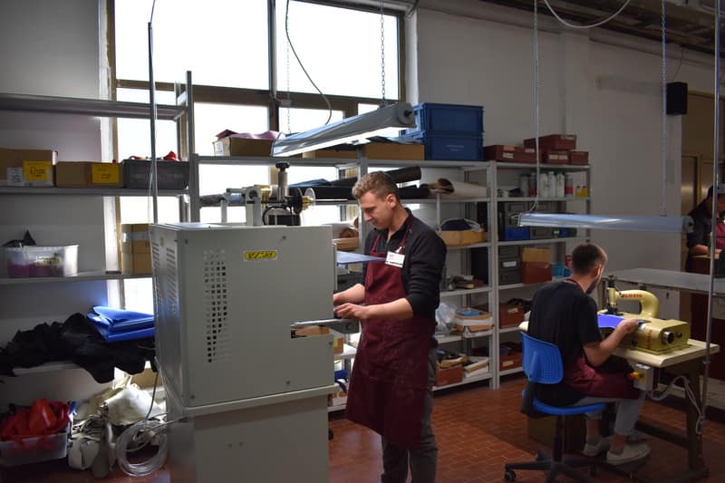 ragazzo che lavora la pelle dento l'accademia