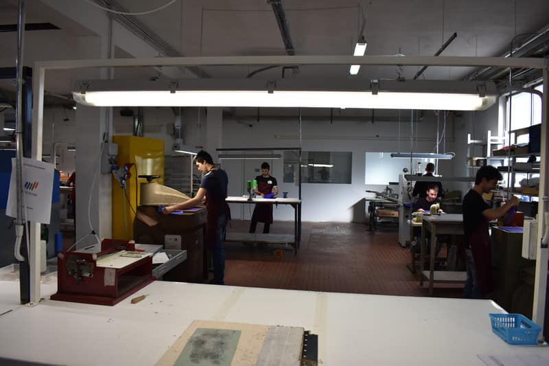 ragazzi che lavorano la pelle