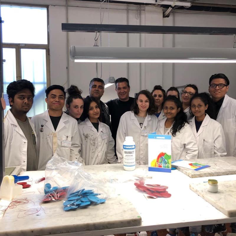 gruppo di studenti con la divisa dentro l'accademia